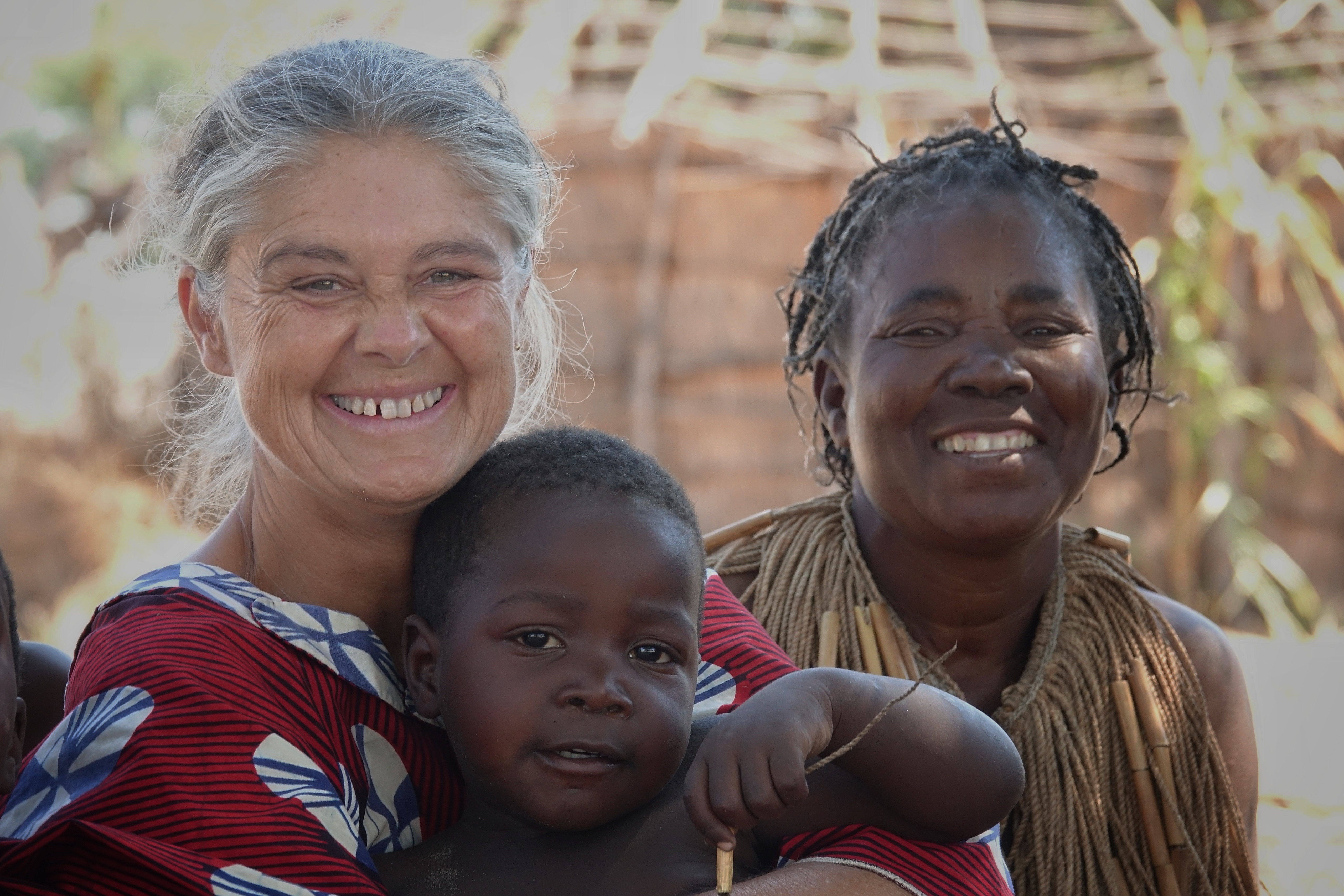 Isabelle avec une famille rencontrée en Namibie